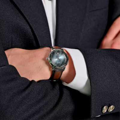 Un homme portant la Montre 1977 Edmond 40mm