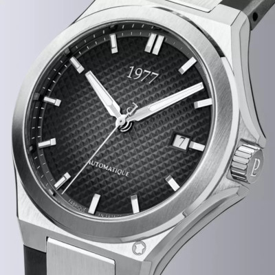 Vue en gros plan de la Montre 1977 ARSENE cadran noir  42.5 MM