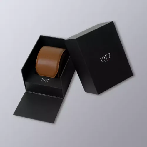 Photo montrant l'intégralité de la Montre 1977 ARSENE cadran noir 42.5 MM