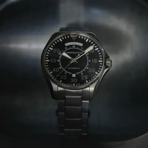Photo montrant l'intégralité de la Montre Hamilton Khaki Aviation Pilot Day Date Auto 42 mm.