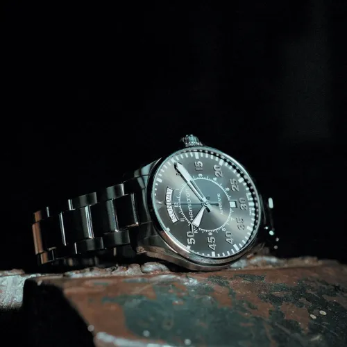 Photo montrant l'intégralité de la Montre Hamilton Khaki Aviation Pilot Day Date Auto 42 mm.