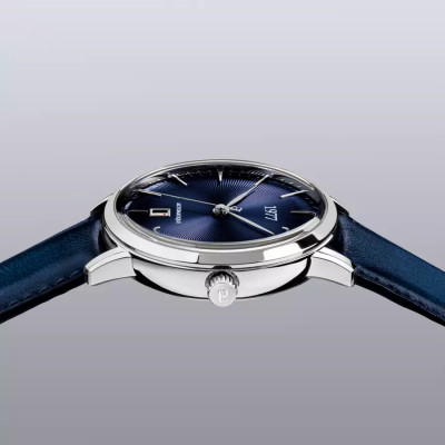 Vue en gros plan de la montre Montre 1977 Edmond Cadran Bleu 40mm