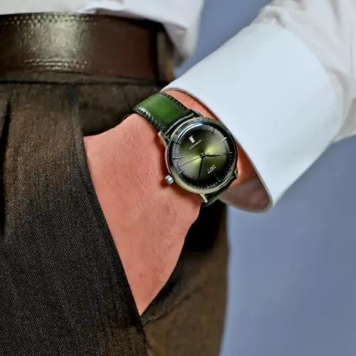 Photo montrant l'intégralité de la montre Montre 1977 Edmond Cadran Vert Olive 40mm