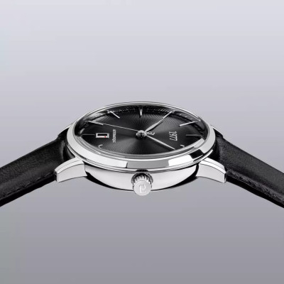 vue en gros plan de la montre Montre 1977 Edmond Cadran Noir 40mm