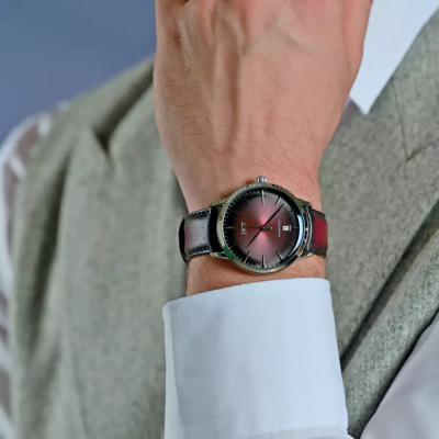 un homme portant la montre Montre 1977 Edmond Cadran Lie-de-Vin 40mm