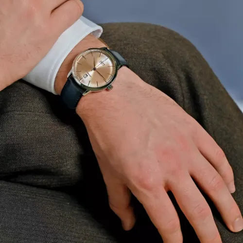 photo montrant l'intégralité de la montre Montre 1977 Edmond Cadran Saumon 40mm