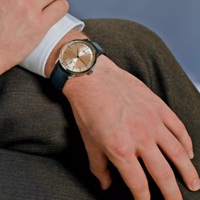 un homme portant la montre Montre 1977 Edmond Cadran Saumon 40mm