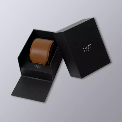 vue de l’écrin de la Montre 1977 Arsène Cadran Noir 42,5 mm