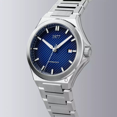 image capturant l’ensemble de la Montre 1977 Arsène Cadran Bleu 42,5 mm
