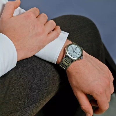 un homme portant la Montre 1977 Arsène Cadran Bleu Glacier 42,5 mm