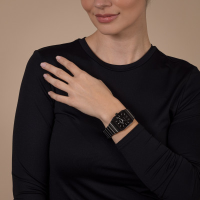 Un mannequin féminin portant la montre Rado Anatom Automatic 32.5 mm
