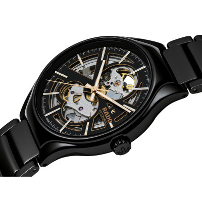 Vue en gros plan de la Montre Rado True Automatique Open Heart