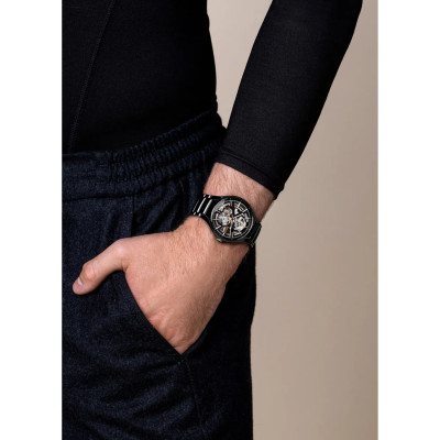 Un homme portant la Montre Rado True Automatique Open Heart