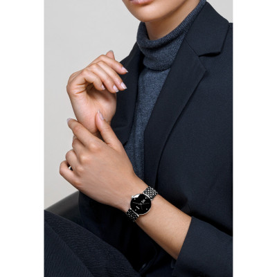 Une modèle féminine portant la montre Montre Rado Florence Classic 4 Diamonds Dame