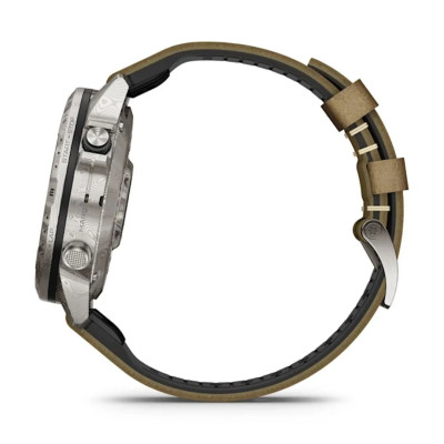 Vue de côté de Garmin MARQ Adventurer (Gen2) 46 mm