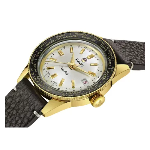 Photo montrant l'intégralité de la montre Rado Captain Cook Over-pole 39 mm