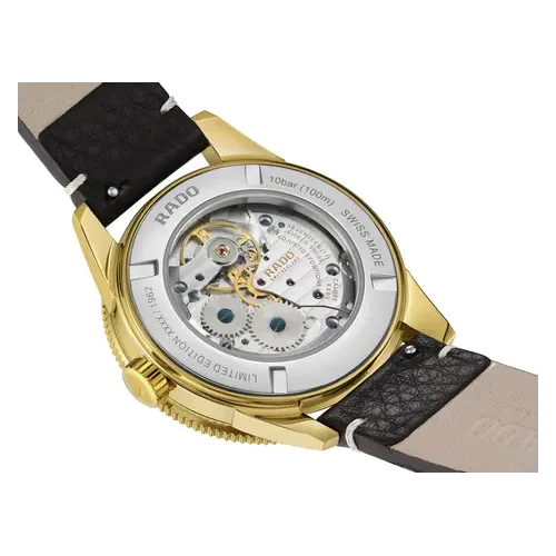 Photo montrant l'intégralité de la montre Rado Captain Cook Over-pole 39 mm