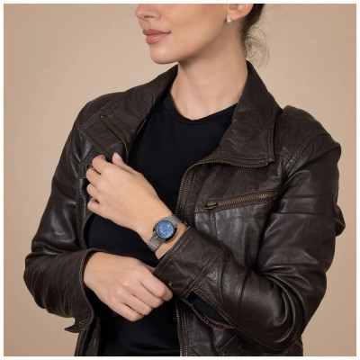 Une femme portant la montre  Rado Diastar Original Automatic 30 mm