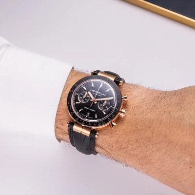Un homme portant la montre Montre Herbelin Newport – Automatique Chrono – Noir & PVD Or Rose