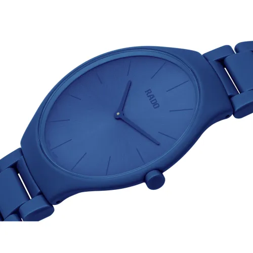 Vue complète de la montre RTrue Thinline Les Couleurs™ Le Corbusier Spectacular Ultramarine 4320K.