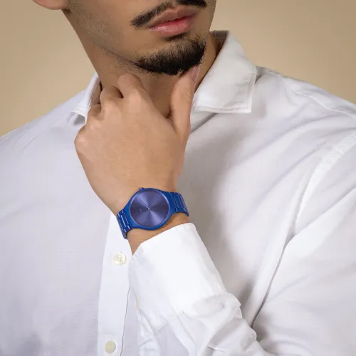 Vue complète de la montre RTrue Thinline Les Couleurs™ Le Corbusier Spectacular Ultramarine 4320K.