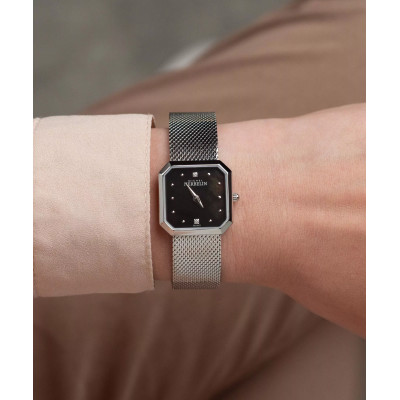Une femme portant la montre Montre Herbelin Octogone – Square Quartz – Nacre Noir