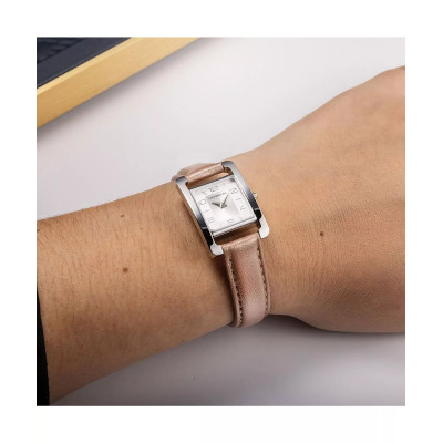 Une femme portant la montre Herbelin Ve Avenue – Quartz – Cuir Rose