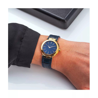 Une femme portant la montre Montre Herbelin Ve Avenue – Quartz – PVD Or Jaune & Cuir Noir