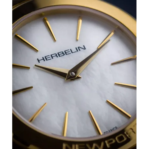 Photo montrant l'intégralité de la Montre Herbelin Newport – Slim – PVD Or Jaune & Nacre