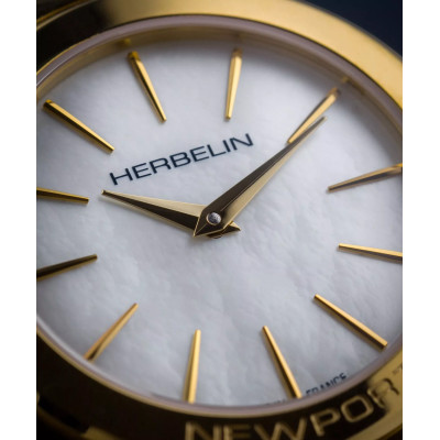 Zoom détaillé sur la Montre Herbelin Newport – Slim – PVD Or Jaune & Nacre