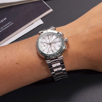 Une femme portant la Montre Herbelin Newport – Chronographe Lady – Acier & Nacre