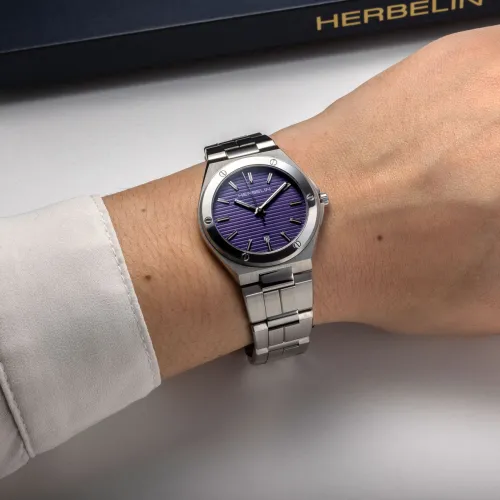Photo montrant l'intégralité de la Montre Herbelin Cap Camarat – Quartz – Acier & Violet