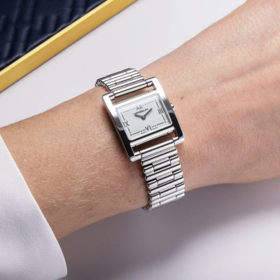 Une Femme Portant la Montre Ve Avenue - Quartz - Acier & Blanc