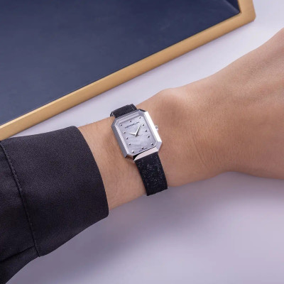 Une femme portant la Montre Herbelin Octogône – Quartz – Nacre & Cuir