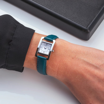 Une femme portant la Montre Herbelin Ve Avenue – Quartz – Argenté & Turquoise