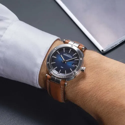 Photo montrant l'intégralité de la montre Herbelin Newport – Quartz Date – Acier, Bleu & Cuir