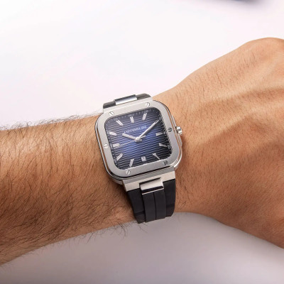 Une homme portant la montre Montre Herbelin Cap Camarat – Square – Noir & Bleu