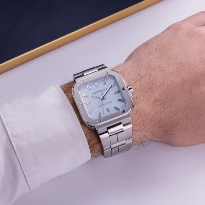 Une homme portant la montre Herbelin Cap Camarat – Square Automatique – Bleu