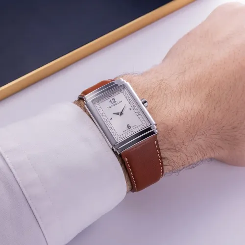 Photo montrant l'intégralité de la montre Herbelin Art Déco – 1925’s – Acier & Cuir