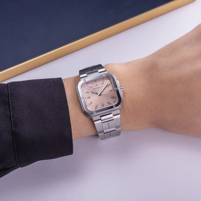 Vue poignet de la Montre Herbelin Cap Camarat – Carrée – Champagne Rosé