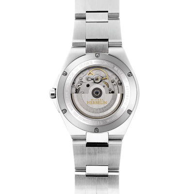 Une femme portant la montre Montre Herbelin Cap Camarat – Automatique Date – Acier & Bleu