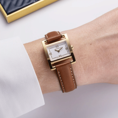 Une femme portant la montre Montre Herbelin Ve Avenue – Quartz – Blanc