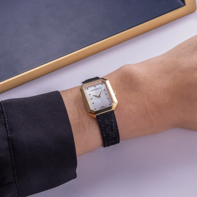 Une Femme Portant la Montre Herbelin Octogône – Quartz – Doré & Cuir