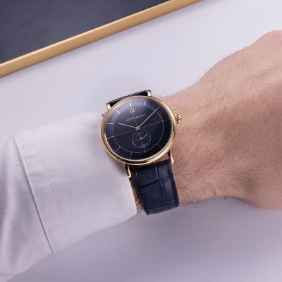 Un Homme Portant la Montre Montre Herbelin Inspiration – Petite Seconde – Cuir Bleu