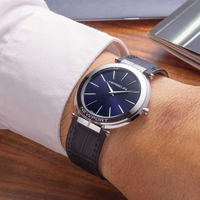 Un Homme Portant la Montre Montre Herbelin Newport – Slim – Acier & Cuir Noir