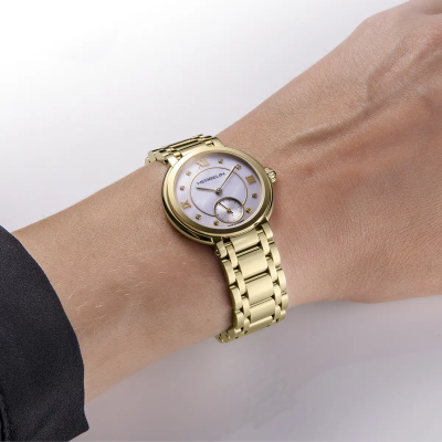 Une Femme Portant la Montre Montre Herbelin Galet – Petite Seconde – Nacre & PVD Or Jaune