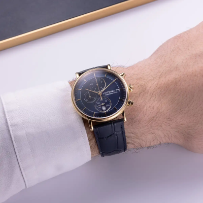 Un Homme Portant la Montre Montre Herbelin Inspiration – Chronographe – Bleu