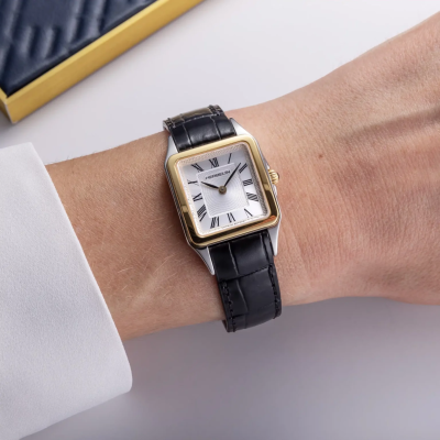 Une Femme Portant la Montre Montre Herbelin Luna – Quartz – Bicolore & Cuir Noir