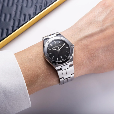 Une Femme Portant la Montre Montre Herbelin Cap Camarat – Acier – Nacre Noire