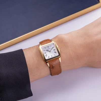 Une Femme Portant la Montre Montre Herbelin Luna – Quartz – Doré & Cuir Camel